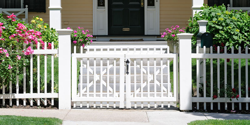 Signs You Should Hire Professional Fence Builders